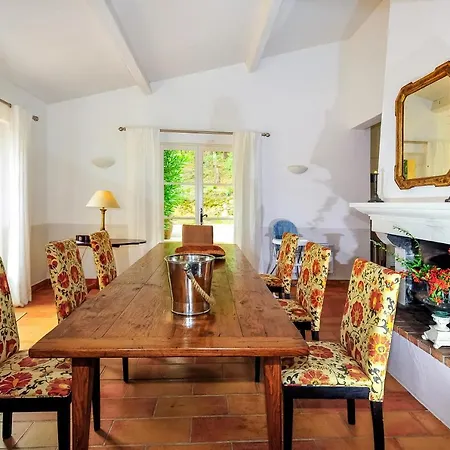 Sleeps 8 Pool Air Con